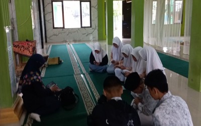 Guru PKn MAN 3 HST Bimbing Siswa Hadapi LCC 4 Pilar MPR RI