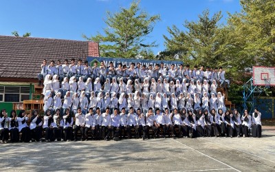 Calon Alumni MAN 3 HST Foto Bersama Guru Jelang Pengukuhan
