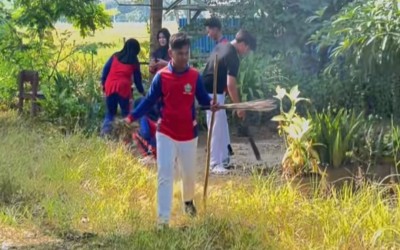 Hari Pertama Masuk, MAN 3 HST Gelar Gotong Royong Bersih Lingkungan
